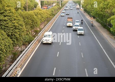 Zeigen Sie die sechsspurige Autobahn, die sich bis in die Ferne erstreckt und den reibungslosen Verkehrsfluss unterstreicht. #Road, #Expressway, #Cars, #Traffic Stockfoto