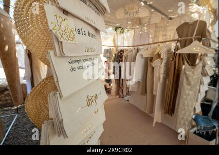 Las Dalias, Ibiza, Spanien : 14. Mai 2024 : Menschen auf dem Las Dalias Hippie Market in San Carlos auf Ibiza im Jahr 2024. Stockfoto
