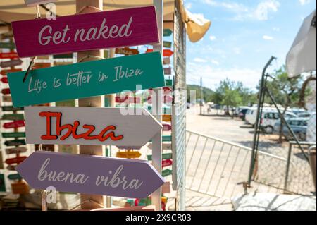 Las Dalias, Ibiza, Spanien : 14. Mai 2024 : Menschen auf dem Las Dalias Hippie Market in San Carlos auf Ibiza im Jahr 2024. Stockfoto