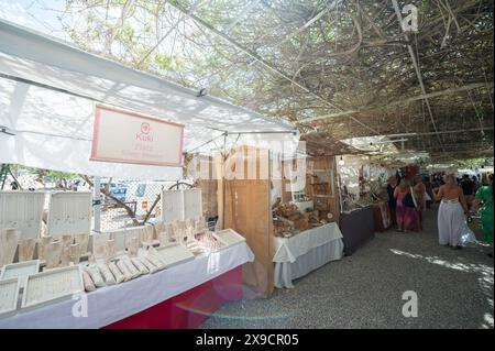 Las Dalias, Ibiza, Spanien : 14. Mai 2024 : Menschen auf dem Las Dalias Hippie Market in San Carlos auf Ibiza im Jahr 2024. Stockfoto