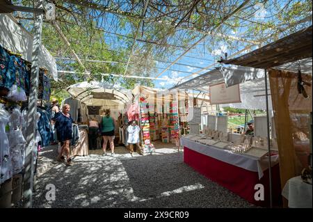 Las Dalias, Ibiza, Spanien : 14. Mai 2024 : Menschen auf dem Las Dalias Hippie Market in San Carlos auf Ibiza im Jahr 2024. Stockfoto