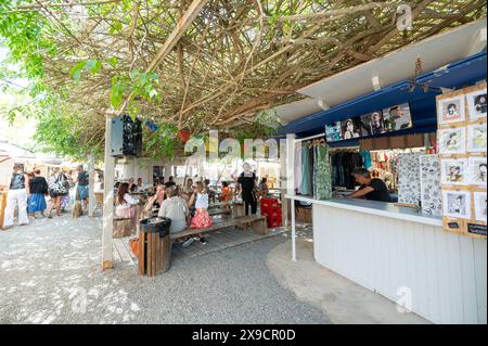 Las Dalias, Ibiza, Spanien : 14. Mai 2024 : Menschen auf dem Las Dalias Hippie Market in San Carlos auf Ibiza im Jahr 2024. Stockfoto