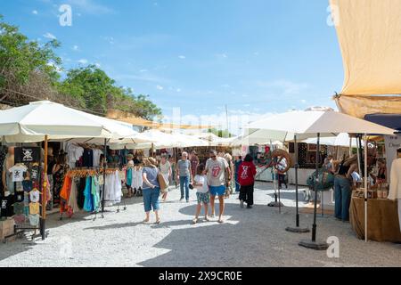 Las Dalias, Ibiza, Spanien : 14. Mai 2024 : Menschen auf dem Las Dalias Hippie Market in San Carlos auf Ibiza im Jahr 2024. Stockfoto