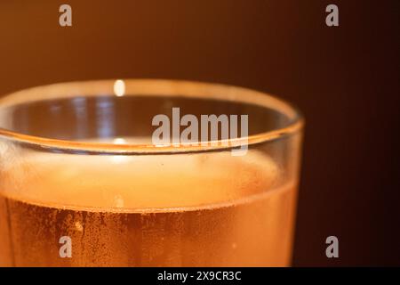Frisch gegossenes Bier in Einem Glas Stockfoto