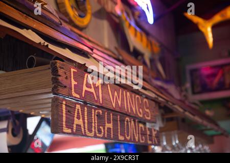 Bar-Zeichen von Eat Wings Lachen länger Stockfoto