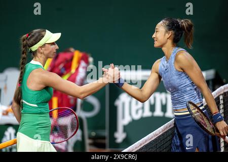 Paris, Frankreich. 30. Mai 2024. Zheng Qinwen (R) begrüßt Tamara Korpatsch nach dem Spiel der zweiten Runde der Damen-Singles beim Tennis-Turnier der French Open in Roland Garros, Paris, Frankreich, 30. Mai 2024. Quelle: Meng Dingbo/Xinhua/Alamy Live News Stockfoto