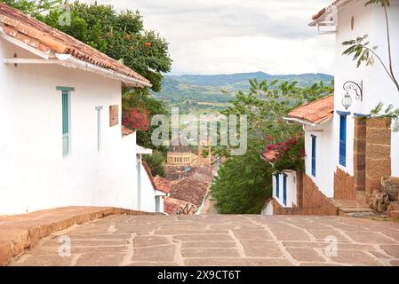 Barichara, Santander, Kolumbien; 25. November 2022: Kopfsteinpflasterstraße aus der Kolonialzeit dieser malerischen Stadt, die als die schönste des Landes bekannt ist Stockfoto