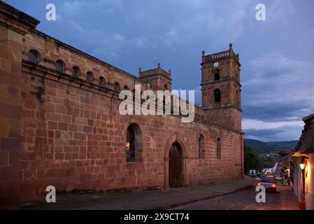 Barichara, Santander, Kolumbien; 25. November 2022: Seitenansicht der Kathedrale, dem wichtigsten katholischen Tempel dieser malerischen touristischen Stadt Stockfoto