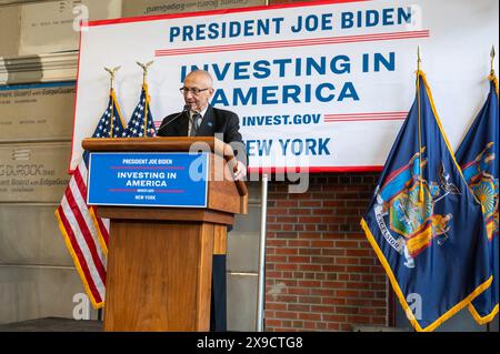 NEW YORK, NEW YORK – MAI 30: John Podesta, Senior Advisor des Weißen Hauses, spricht während einer Ankündigung zur Erschwinglichkeit sauberer Energie auf der Andromeda Community Initiative, Long Island City am 30. Mai 2024 im Queens Borough von New York City. Gouverneur Kathy Hochul trat dem Secretary des US-Energieministeriums Granholm bei. John Podesta, Senior Advisor des Weißen Hauses, und Chuck Schumer, Majority Leader des US-Senators, feierten, dass New York State der erste Bundesstaat der Nation wurde, der die erste Phase des Inflation Reduction Act (IRA) für das Programm zur Elektrifizierung und zum Rabatt von Geräten (HEAR) anbot Stockfoto