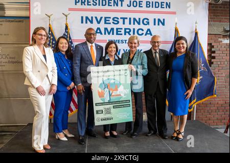 NEW YORK, NEW YORK - MAI 30: (L-R) Julie Won (2L), Donovan Richards, N.Y.S. Gouverneur Kathy Hochul, US-Außenministerin Jennifer Granholm und W.H. Senior Advisor John Podesta nahmen am 30. Mai 2024 im Queens Borough in New York City Teil. Gouverneur Kathy Hochul schloss sich dem US-Energieministerium Granholm, dem Senior Advisor des Weißen Hauses John Podesta und dem Mehrheitsführer des US-Senators Chuck Schumer an, um zu feiern, dass New York State der erste Staat der Nation wurde, der die erste Phase von in anbot Stockfoto