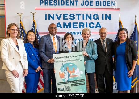 NEW YORK, NEW YORK - MAI 30: (L-R) Julie Won (2L), Donovan Richards, N.Y.S. Gouverneur Kathy Hochul, US-Außenministerin Jennifer Granholm und W.H. Senior Advisor John Podesta nahmen am 30. Mai 2024 im Queens Borough in New York City Teil. Gouverneur Kathy Hochul schloss sich dem US-Energieministerium Granholm, dem Senior Advisor des Weißen Hauses John Podesta und dem Mehrheitsführer des US-Senators Chuck Schumer an, um zu feiern, dass New York State der erste Staat der Nation wurde, der die erste Phase von in anbot Stockfoto