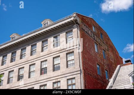 Montreal, Québec - 24. Mai 2024: Old Hotel Nelson am Place Jacques Cartier in Old Montreal. Stockfoto