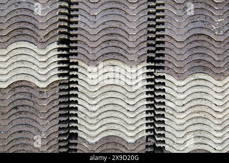 Stapel von Dachziegeln auf der Baustelle Stockfoto