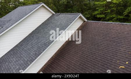 Neues Dach und altes Dach im Haus, Vergleich der beiden. Stockfoto