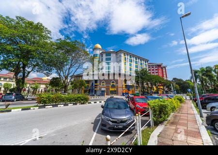 Greentown Ipoh, Perak - 25. Mai 2024 : breiter horizontaler Blick auf das farbenfrohe UniKL Ipoh Zweiggebäude Stockfoto