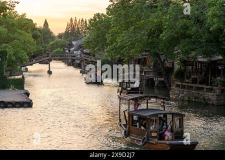 Wuzhen, Hangzhou, China, 29. Mai 2024: Blick auf die antike Wasserstadt Wuzhen bei Tag ist sie eine der berühmtesten historischen und kulturellen Städte Chinas Stockfoto