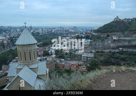 Die panoramische Ansicht von Oben Motley historischen Teil von Tiflis, Georgien im Sommer. Skyline und den wunderschönen Sonnenuntergang Sonnenaufgang am malerischen Himmel Hintergrund Über Stockfoto