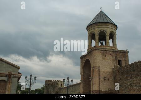 Glockenturm der Ananuri-Festung in der Nähe des gleichnamigen Dorfes Georgien. BEWÖLKTER HIMMEL MIT KOPIERRAUM Stockfoto