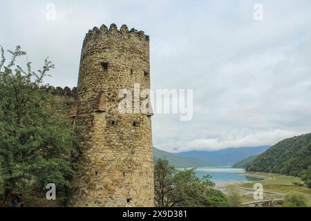 Luftaufnahme des Ananuri Festungskomplexes in Georgia, bewölkter Himmel mit Kopierraum für Text Stockfoto