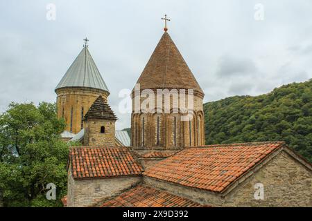 Malerischer Blick auf die Ananuri Festung Komplex mit türkisfarbenem Wasser des Zhinvali Reservoir umgeben von Bergen auf dem georgischen Militär Stockfoto