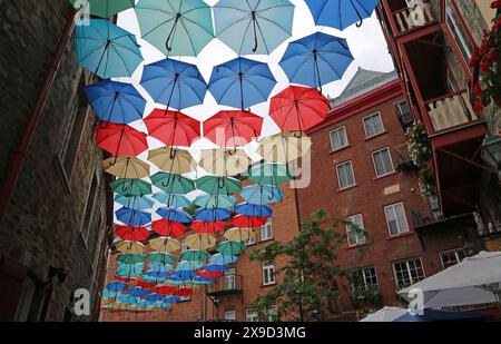Unter Schirmen - Rue du cUL-de-SAC, Quebec City, Kanada Stockfoto