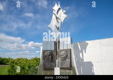 REGION SARATOW, RUSSLAND - 4. MAI 2024: BAS-Reliefs von Zsiolkowski und Korolew. Der Park der Weltraumforscher. Region Saratow, Russland Stockfoto