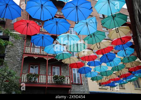 Sonnenschirme und Balkon - Rue du cUL-de-SAC, Quebec City, Kanada Stockfoto