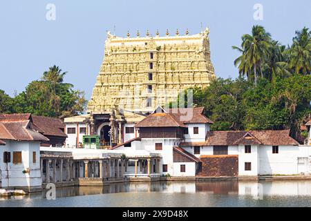 Blick auf Padmatheertha Teich und Shri Padmanabhaswamy Tempel, Thiruvananthapuram, Kerala, Indien. Stockfoto