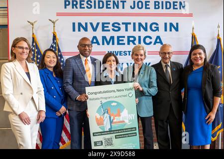 (L-R) Julie Won (2L), Donovan Richards, N.Y.S. Gouverneur Kathy Hochul, US-Außenministerin Jennifer Granholm und W.H. Senior Advisor John Podesta nehmen an einer Ankündigung zur Erschwinglichkeit sauberer Energie bei der Andromeda Community Initiative in Long Island City im Queens Borough in New York City Teil. Gouverneur Kathy Hochul schloss sich dem US-Energieministerium Granholm, dem Senior Advisor des Weißen Hauses John Podesta und dem Mehrheitsführer Chuck Schumer an, um zu feiern, dass New York State der erste Staat der Nation wurde, der die erste Phase des Inflation Reduction Act (IRA) Home Elektrification und Applia anbot Stockfoto