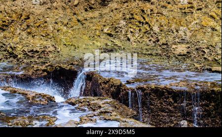 Wasserfall auf den Felsen in der Karibik, Curacao Stockfoto