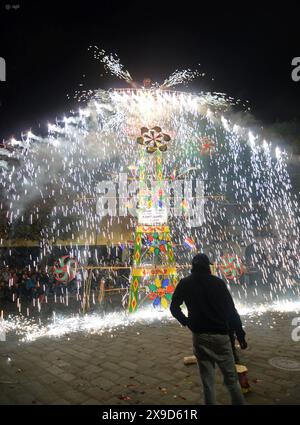 CUENCA SANTISIMO CASTILLOS CORPUS CRISTI Cuenca, Ecuador Mai 30, 2024 heute Abend begann offiziell der Fronleichnam in Cuenca. Msgr. Marcos PÃ rez Caicedo trug das Allerheiligste in seinen Händen zum Wagen, während eine große Anzahl von Pfarrern in Prosa zur Kathedrale der Unbefleckten Empfängnis die Süßigkeiten und Schlösser die Attraktion der Nacht waren. Foto Boris Romoleroux API REL CUENCASANTISIMO CASTILLOS CORPUSCRISTI e2dd94717d175882929c454cc86c4f170f Copyright: xBORISxROMOLEROUXx Stockfoto