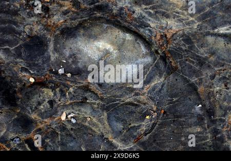 Foto der Steinstruktur. Makro. Verschiedene Blau-, Türkis-, Grau- und Weißtöne. Der Stein ist mit dünnen, hellen Pastelllinien bedeckt. An Ort und Stelle Stockfoto