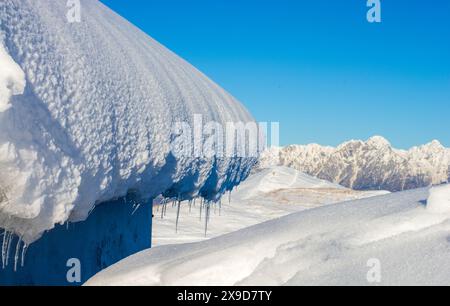 Die kleine Hütte in den hohen Bergen, gefroren von der intensiven Kälte der Nacht Stockfoto