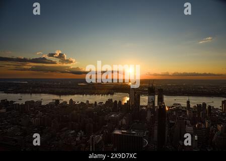 Skyline von Manhattan, Hudson River und Jersey City vom Empire State Building bei Sonnenuntergang aus gesehen - New York City, USA Stockfoto