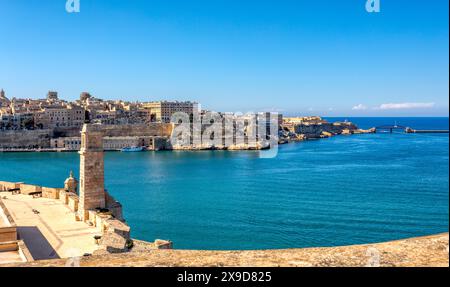 Fort St. Angelo, Symbol der Widerstandsfähigkeit Maltas, majestätische Steinmauern, stiller Zeuge der reichen Geschichte. Hafen in Birgu. Blick auf Fort Saint Elmo. Kultur Stockfoto