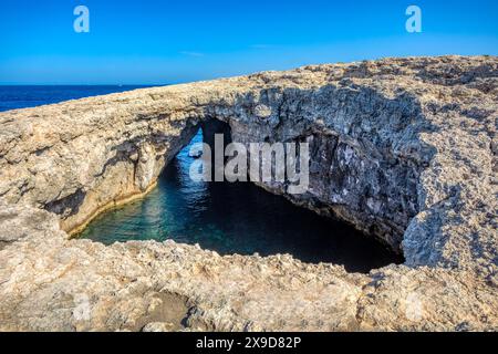 Blue Hole Aussichtspunkt in der Coral Lagoon, Felsformation am Mittelmeer. Naturbogenfenster in Stein. Natürliche Landschaft der Insel Malta. Stockfoto