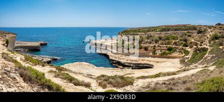 St. Peter's Pool, schöner Blick auf die Küste der Halbinsel Delimara, mit Felsen und türkisfarbenem Meer, natürliche Landschaft der Insel Malta. Stockfoto