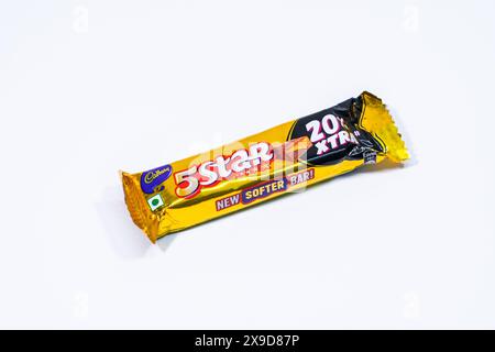 Eine Bar Cadbury 5 Sterne auf weißem Hintergrund. Stockfoto