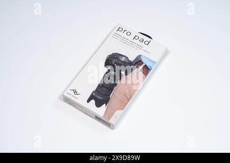 Eine Box Peak Design Pro Pad auf weißem Hintergrund. Stockfoto