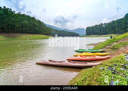 Mattupetty Dam, nahe Munnar im Bezirk Idukki, ist ein Betonstaudamm, der in den Bergen von Kerala, Indien, gebaut wurde Stockfoto