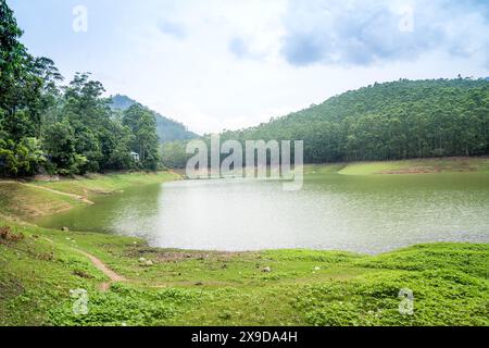 Mattupetty Dam, nahe Munnar im Bezirk Idukki, ist ein Betonstaudamm, der in den Bergen von Kerala, Indien, gebaut wurde Stockfoto