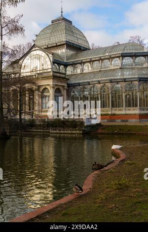 Palacio de Cristal, der Glaspalast und ein Teich im El Retiro Park, Madrid, Spanien. Stockfoto