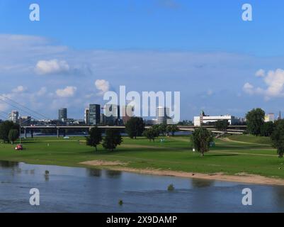 ...Macht schon sie, so ein Blick von einer Rheinbruecke ueber den Strom bei Düsseldorf Blick von Theodor-Heuss-Bruecke ueber Rhein und Düsseldorf *** ist etwas ganz Besonderes, ein Blick von einer Rheinbrücke über den Fluss bei Düsseldorf Düsseldorf Blick von der Theodor Heuss Brücke über den Rhein und Düsseldorf Stockfoto