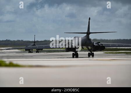 Zwei B-1B-Lancer der US Air Force, die der 37th Expeditionary Bomb Squadron von der Ellsworth Air Force Base in South Dakota zugeteilt wurden Stockfoto