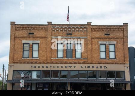 Henderson, USA - 21. Oktober 2023 - Rusk County Library im historischen Kangerga Building an der Main Street in der historischen Innenstadt von Henderson im Rusk County Stockfoto