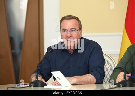 ODESA, UKRAINE - 30. MAI 2024 - Bundesverteidigungsminister der Bundesrepublik Deutschland, Boris Pistorius, nimmt an einem gemeinsamen Briefing mit dem ukrainischen Verteidigungsminister Rustem Umerov in Odesa Teil. Stockfoto