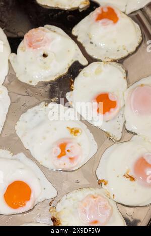 Tablett mit Spiegeleiern bei einem Business-Frühstücksbüfett Stockfoto