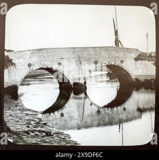 Zauberlaternenrutsche der Brücke über den Fluss Deben, Wilford Bridge, Melton, Suffolk, England, UK c 1910 Stockfoto