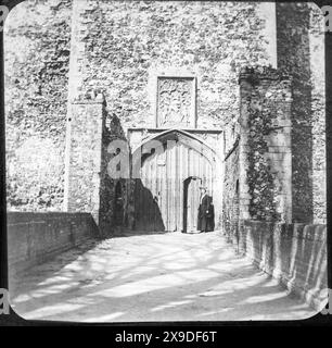 Magische Laternenrutsche einer Frau, die am Eingang zum Framingham Castle steht, Suffolk, England, Großbritannien um 1910 Stockfoto