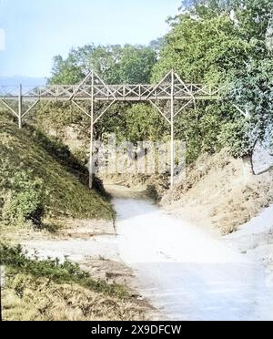 Kolourisierte Zauberlaterne Rutsche der Fußgängerbrücke über die Straße bei Wilford Hollows, Bromeswell, Suffolk, England, Großbritannien um 1910 Stockfoto